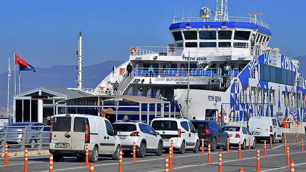 İzmir'de arabalı vapur seferleri iptal edildi