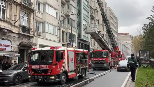 Şişli’de tadilat halindeki binada yangın paniği