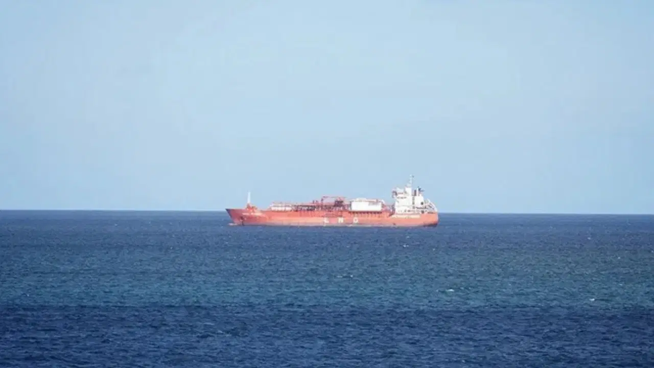 İran basını: İran, Hürmüz Boğazı'nda BAE'ye ait petrol tankerini alıkoydu