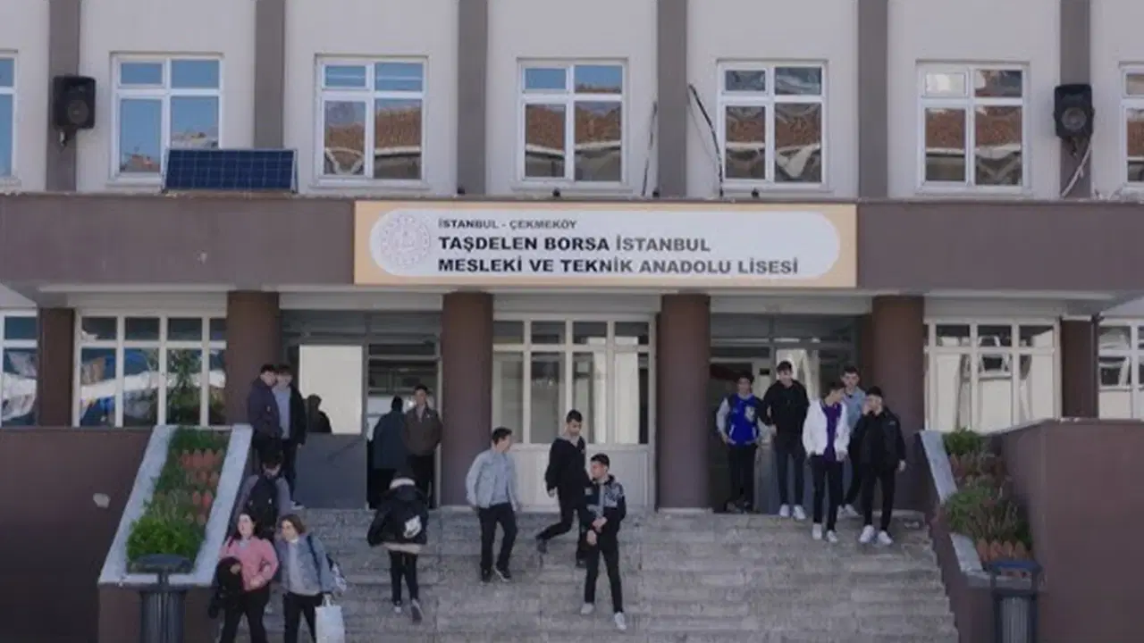 İstanbul Çekmeköy'de lisede bıçaklı saldırı: 2 öğretmen ve 1 öğrenci yaralandı!