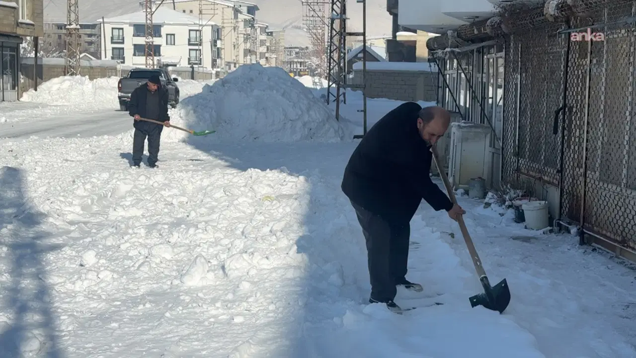 Yüksekova’da dondurucu soğuk: Termometreler eksi 17’yi gördü!