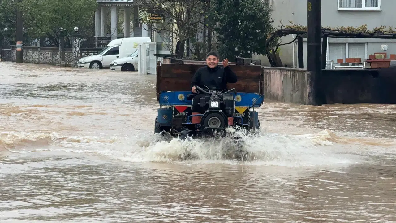 Sakarya'da şiddetli sağanak: Dere taştı, mahalleyi su bastı