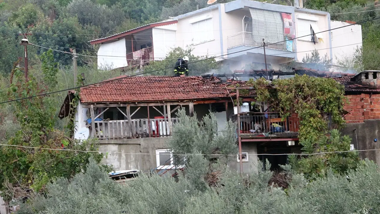Manavgat'ta benzinle soba yakmaya çalışan kişi evi yaktı
