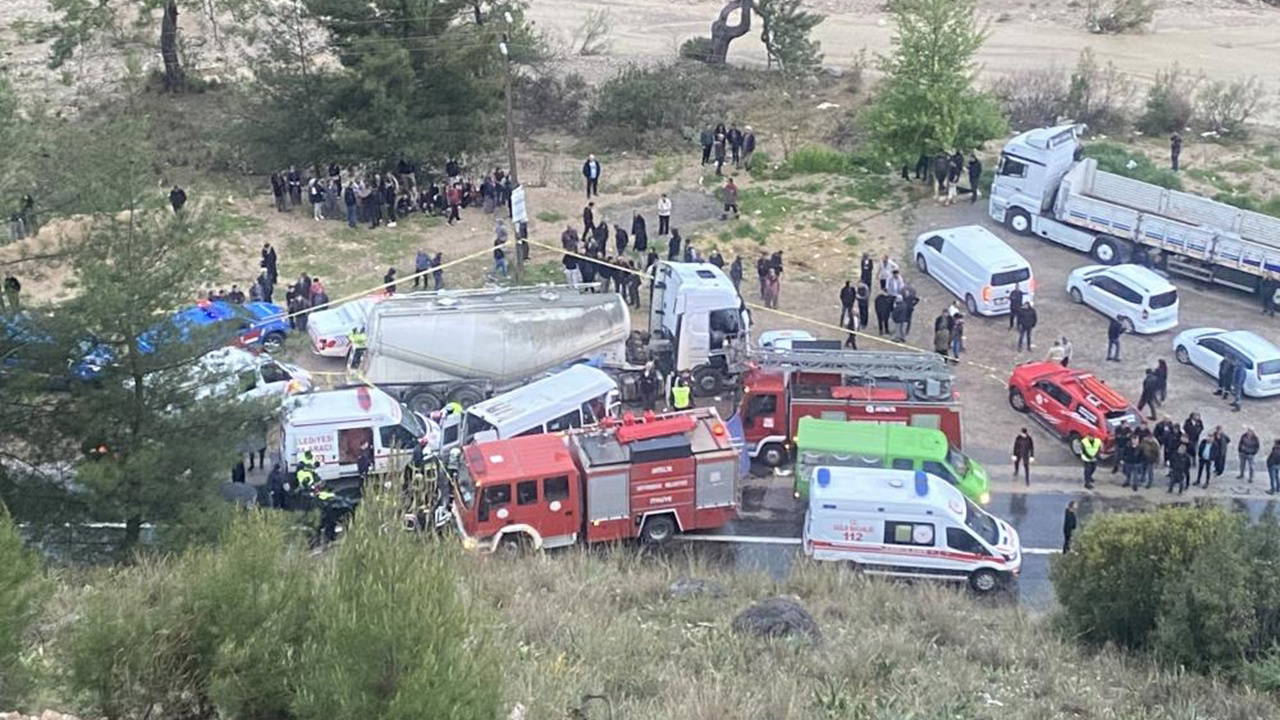 Feci kaza... Tarım işçilerini taşıyan minibüsle beton mikseri çarpıştı: 7 ölü, 7 yaralı!