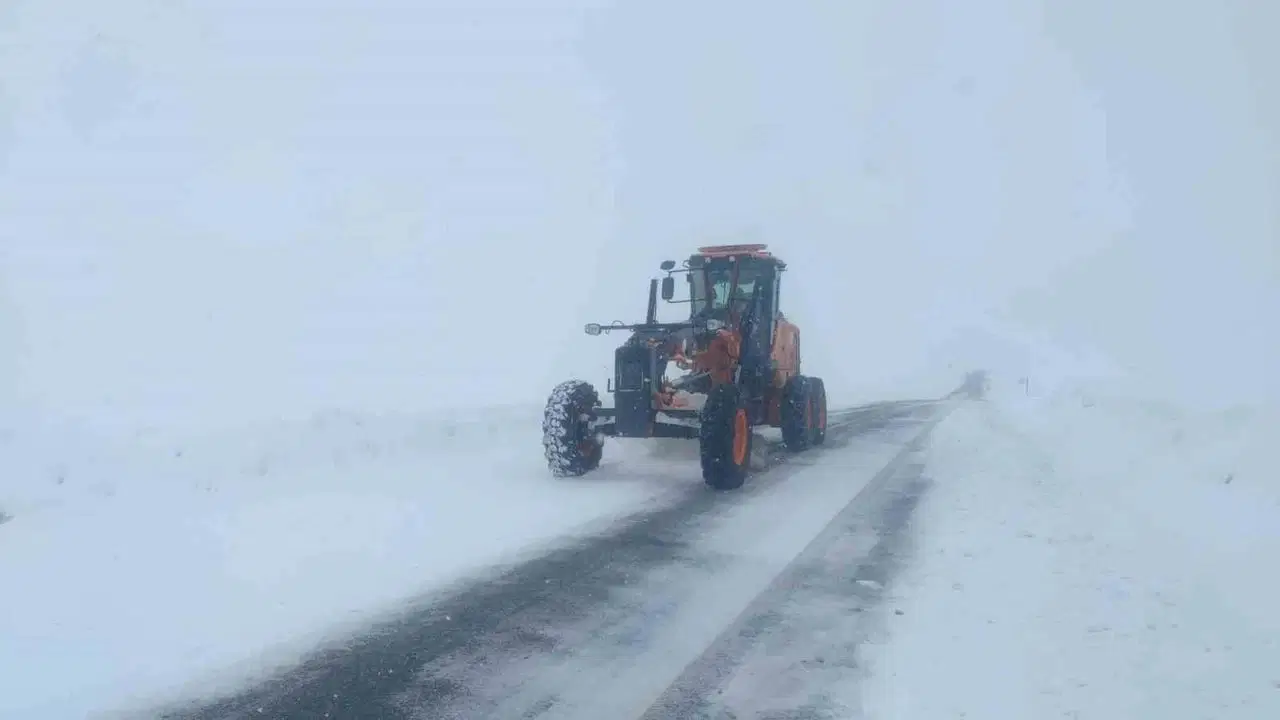 Kars'ta kar nedeniyle 17 köy yolu ulaşıma kapandı