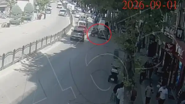 Kapı elektrikli bisikletteki kadına çarptı: Gözlük camının parçaları yüzüne saplandı