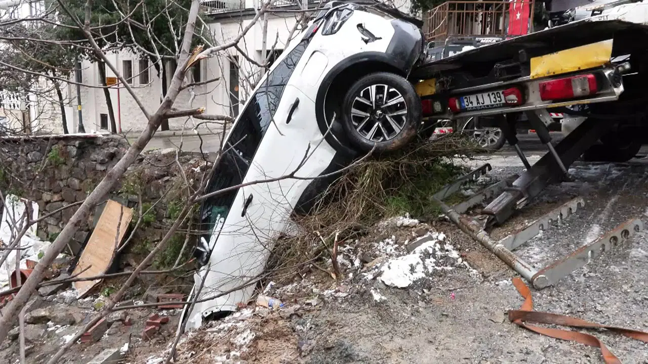 Kar yağışı etkisini sürdürüyor: Üsküdar'da otomobil bahçeye uçtu
