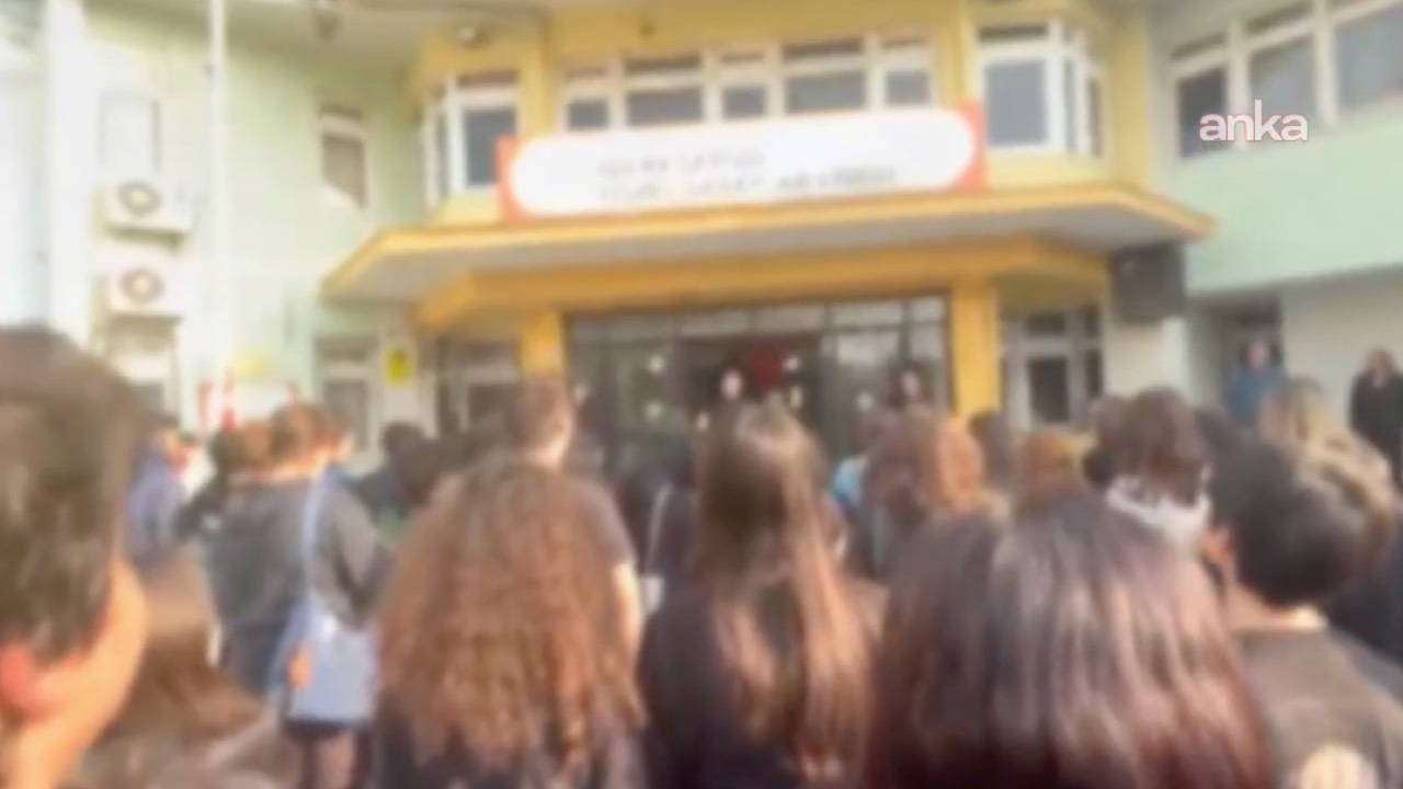 İzmir’de lise öğrencileri 'Andımız'ı okudu, okul müdürü engellemeye çalıştı