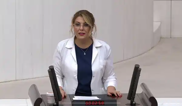 CHP’li Gezmiş meslektaşlarının talebini dile getirdi: Yeşil pasaport eczacının hakkıdır