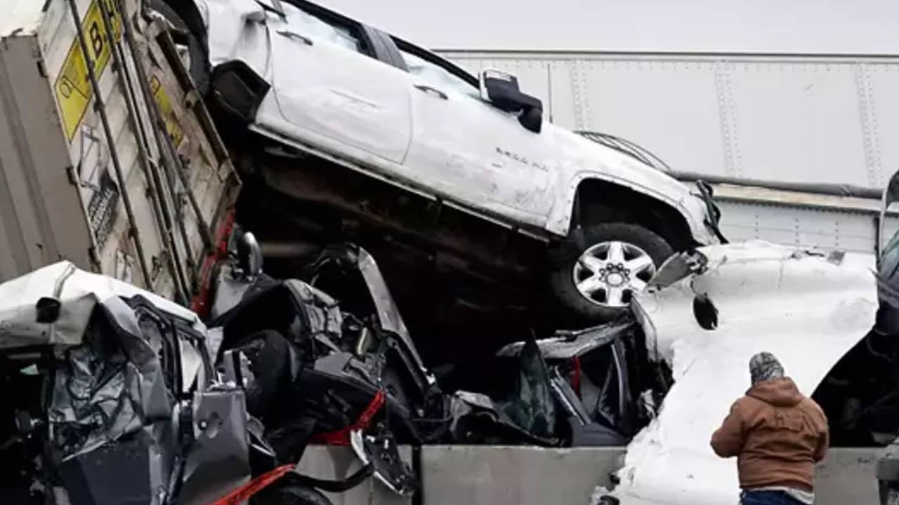 ABD'de 100'ü aşkın aracın karıştığı zincirleme kaza nedeniyle otoyol 8 saat trafiğe kapalı kaldı