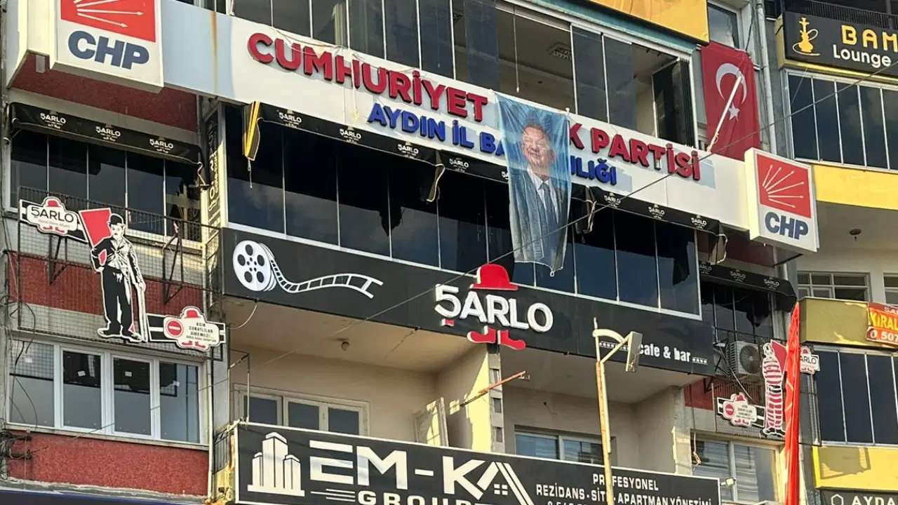 CHP Aydın İl Başkanlığı Özgür Özel posteri asıldı