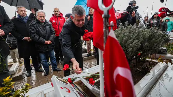 Özel, Kahramanmaraş’ta Kapıçam Deprem Şehitliği’ni ziyaret etti