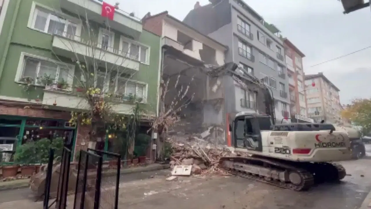 Yıkım sırasında ilginç görüntü: 4 katlı binanın en üst katı ayakta kaldı