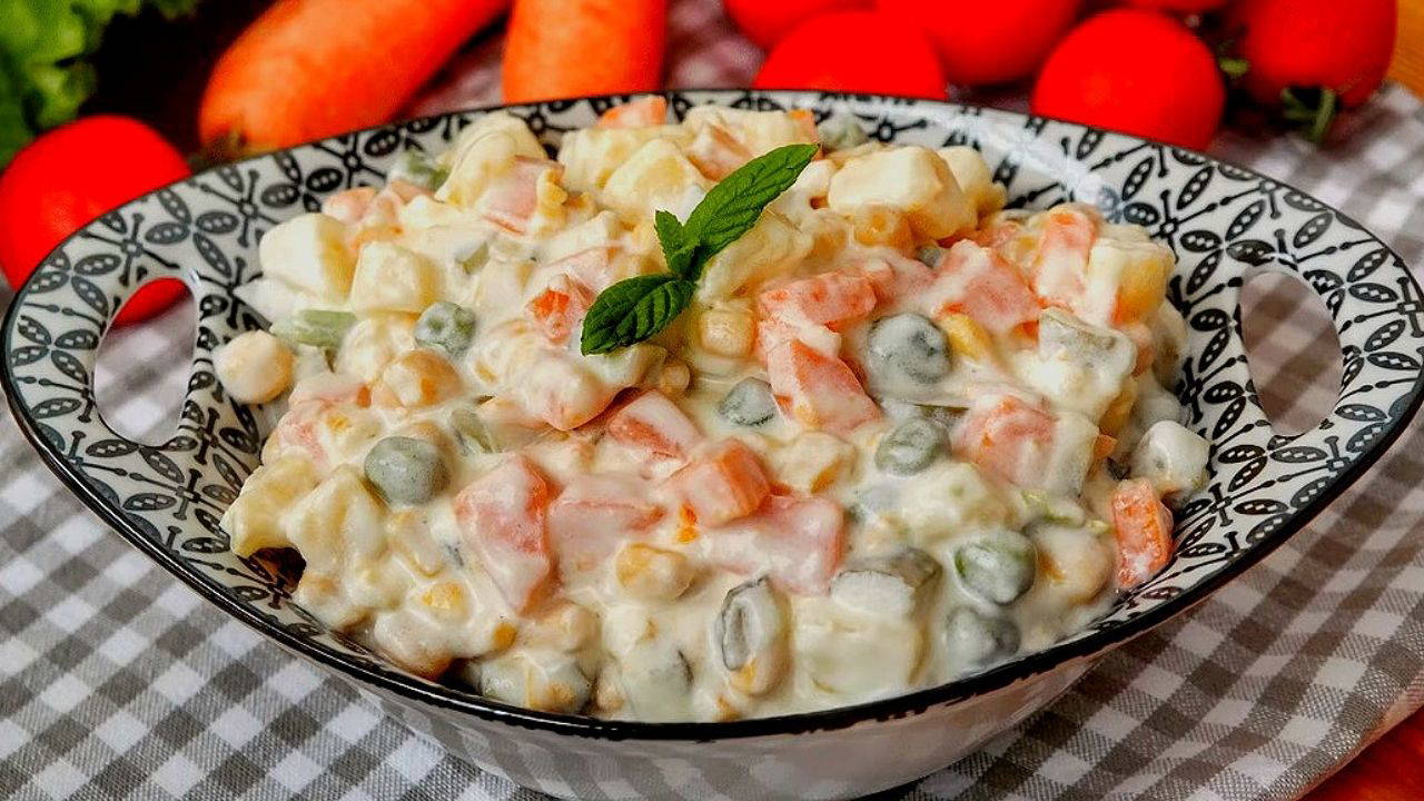 Sofraların yancı lezzeti: Rus salatası tarifi
