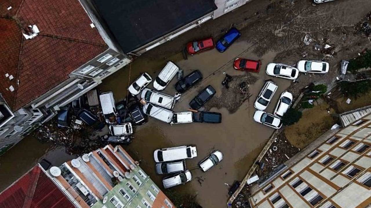 Ayazağa'da sel suları araçları sürükledi: Sokak havadan görüntüledi