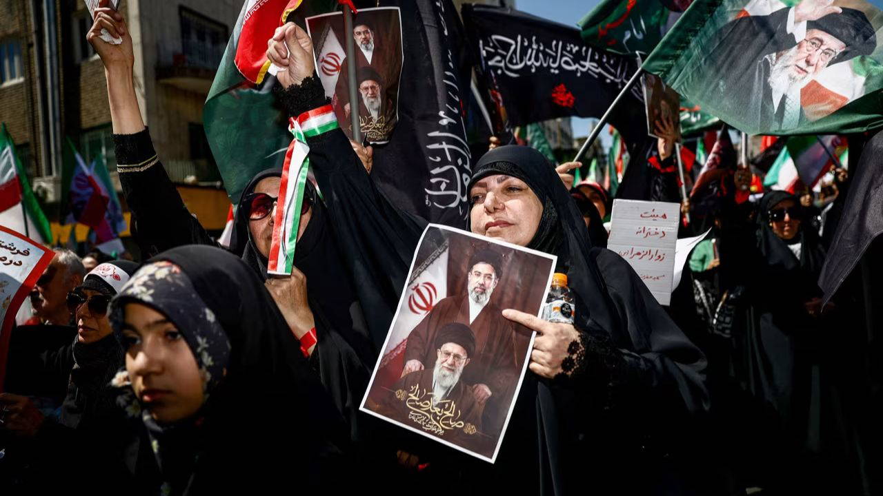 Tahran Sokakları Hamaney İçin Akın Akın Dolu! Neden Bu Kadar Kalabalık?