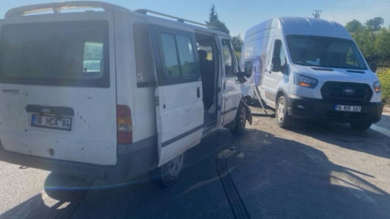 Bursa'da iki minibüs çarpıştı: Şoför ve yolcular yaralandı!