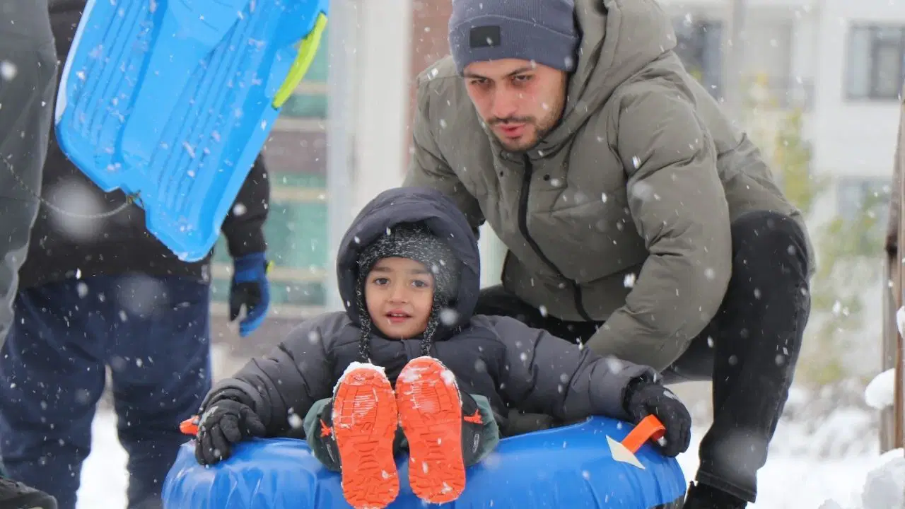 Bolu’da kar yağışının tadını çocuklar çıkardı: Parklar kayak pistine döndü