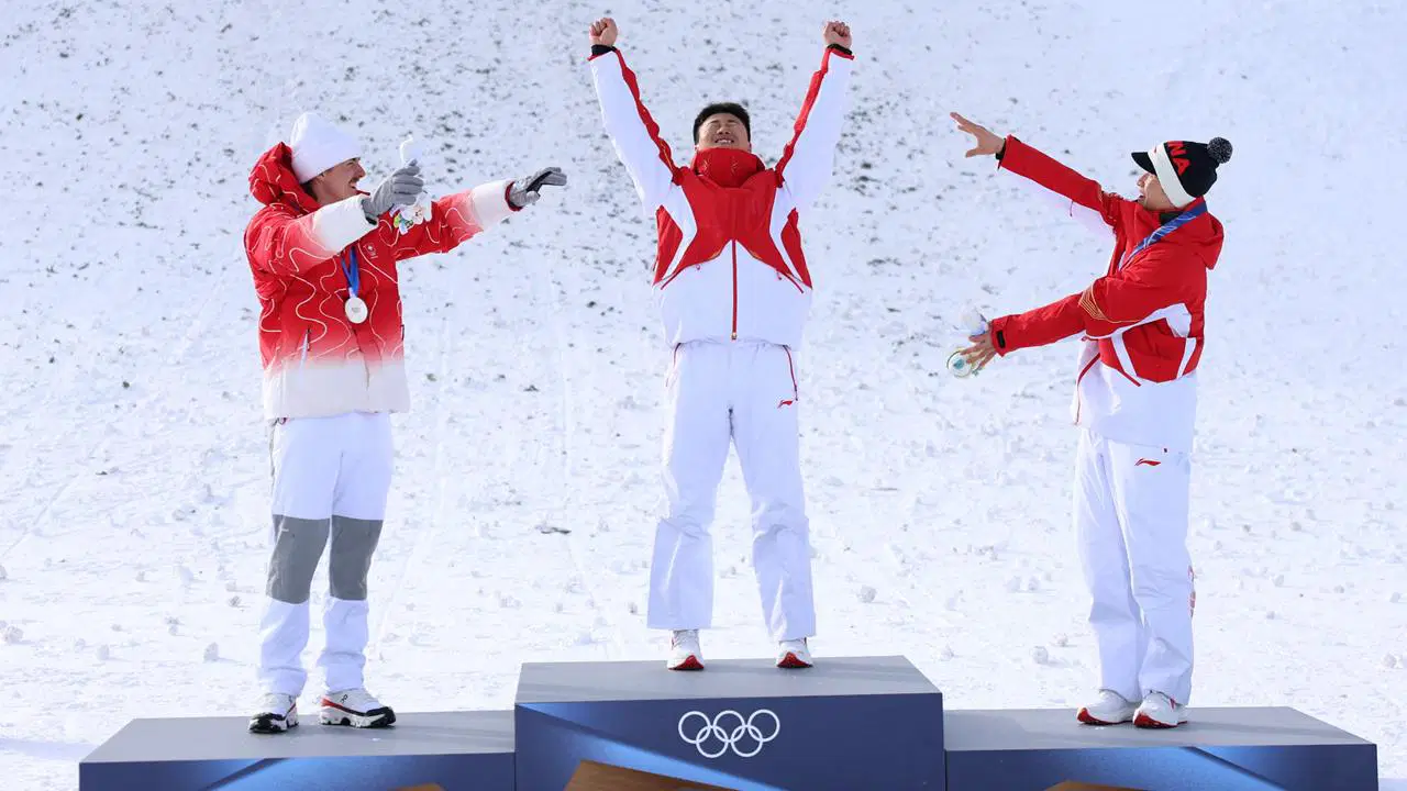 Serbest stil kayak erkekler aerials kategorisinde Wang Xindi altın madalyaya uzandı!