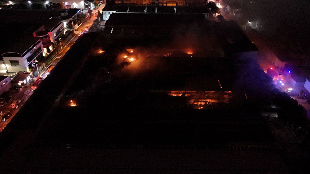 Bursa'da gece fabrika yangını: Ekipler 4 saat müdahale etti