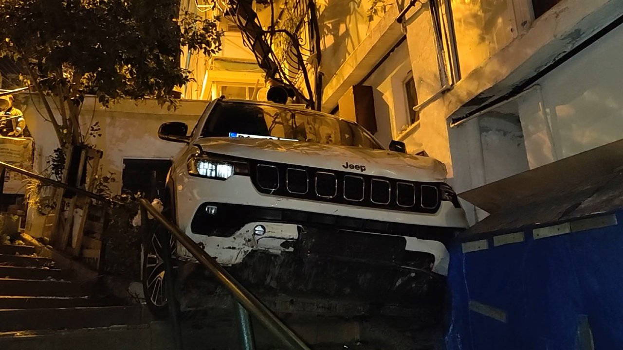 Beşiktaş'ta cip bina boşluğuna uçtu