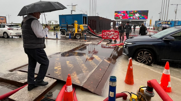 İzmir’de sağanak hayatı olumsuz etkiledi: Su baskınları ve uzun süreli elektrik kesintileri yaşanıyor