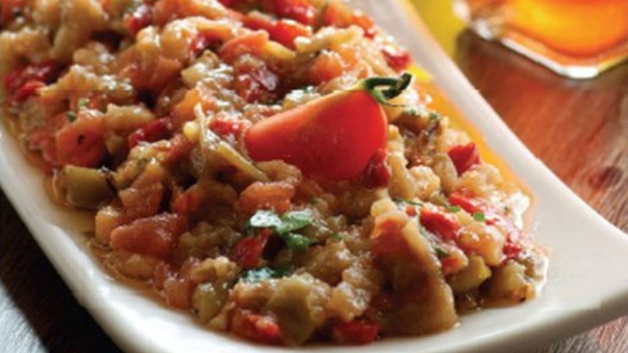 Sofraların vazgeçilmezi: Patlıcan salatası tarifi 