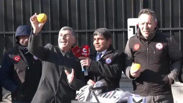 Üniversite personelinden TÜİK önünde eylem: 'Memur ayvayı yedi'