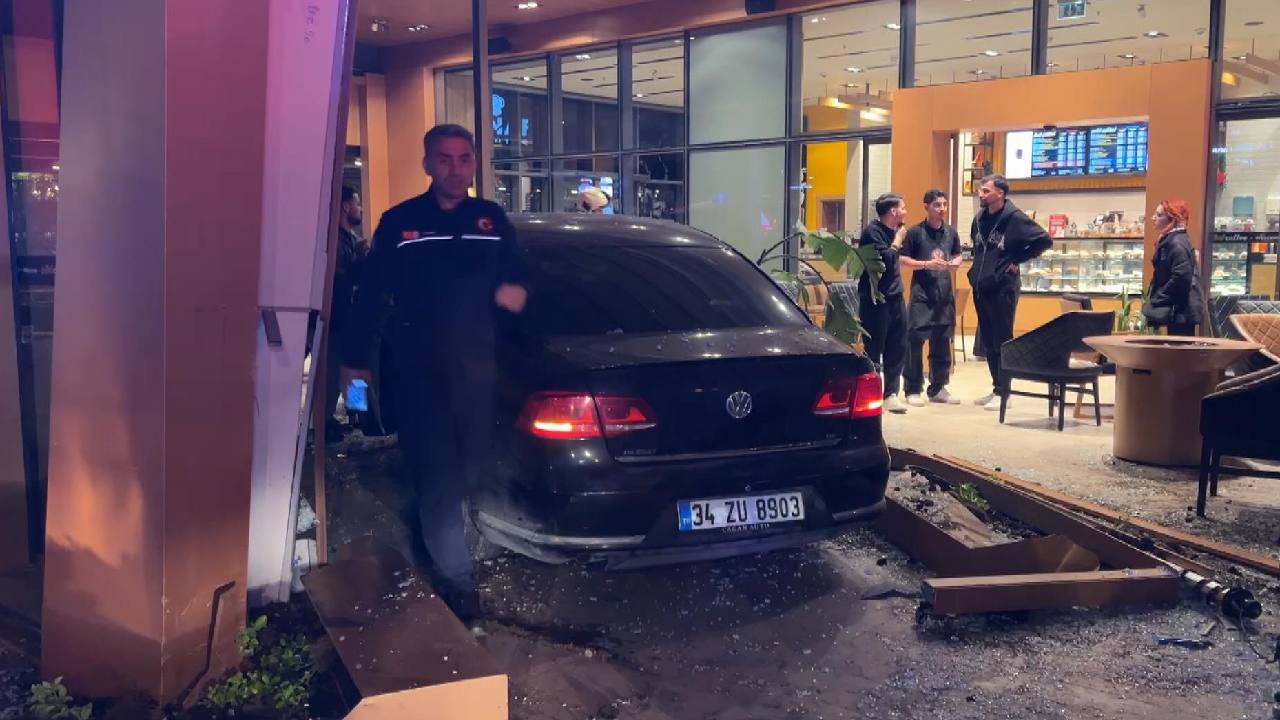 İstanbul'da araç kafedeki müşterilerin arasına daldı: Yaralılar var