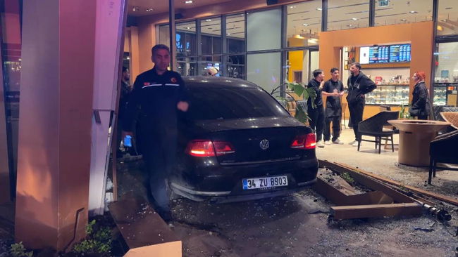İstanbul'da araç kafedeki müşterilerin arasına daldı