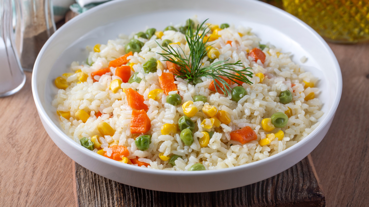 Renkleri ve kokusu ile sofraları şenlendiren bahar pilavı