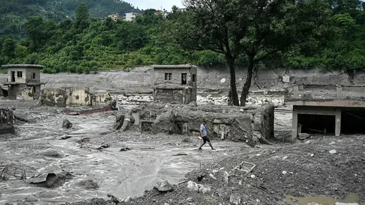 Nepal'de okul müdürünün kararı 900 öğrenciyi selden kurtardı