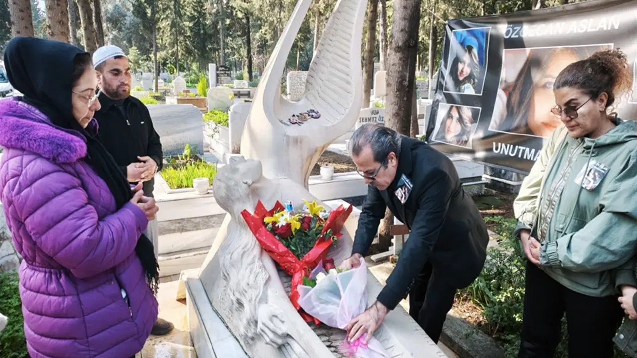 Katledilmesinin 11'inci yılı: Özgecan Aslan mezarı başında anıldı
