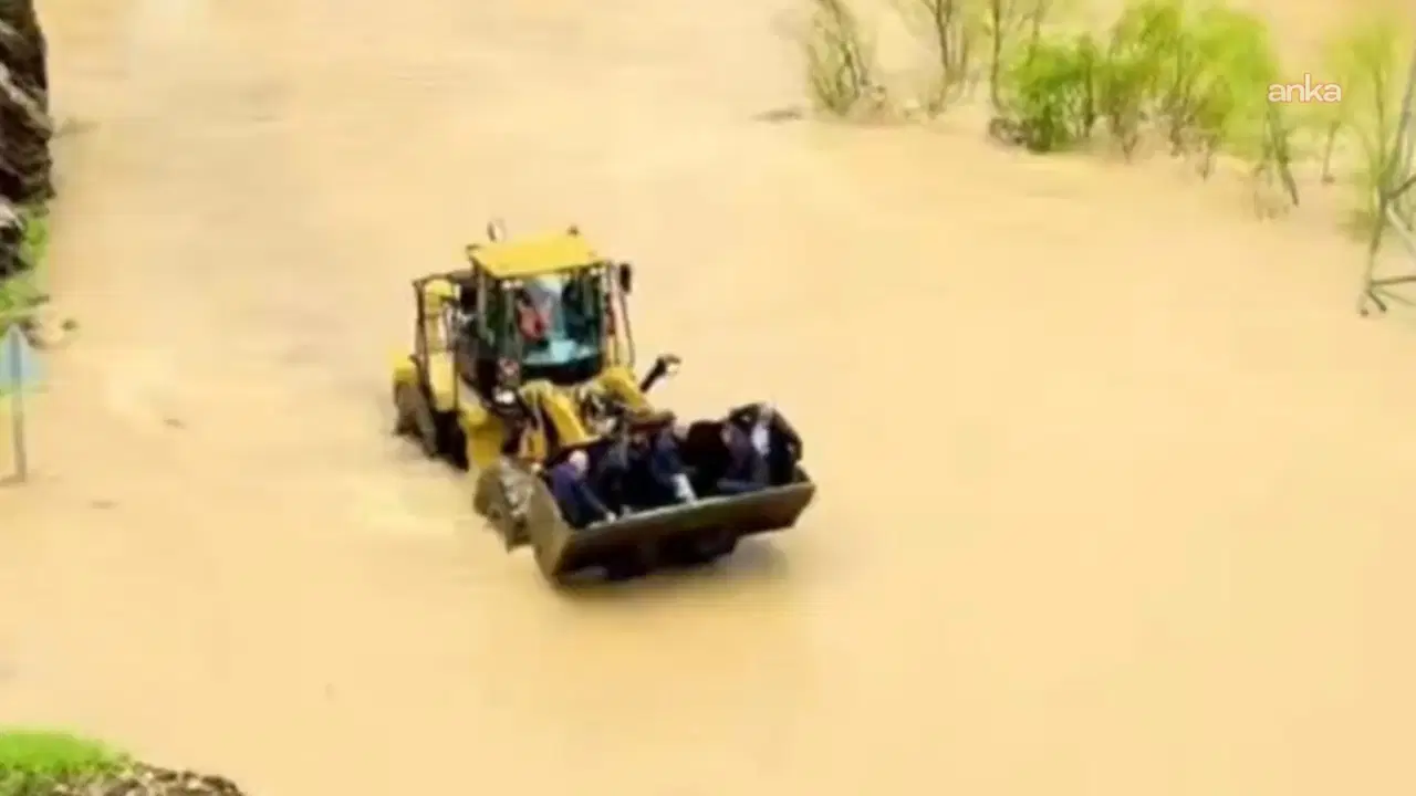 Hakkari'de taşkın nedeniyle yol kapandı: Yolda kalan cenaze kepçeyle taşındı