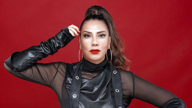 Işın Karaca 'Ne mutlu Türk'üm diyene' dediği için sınır dışı edildi!