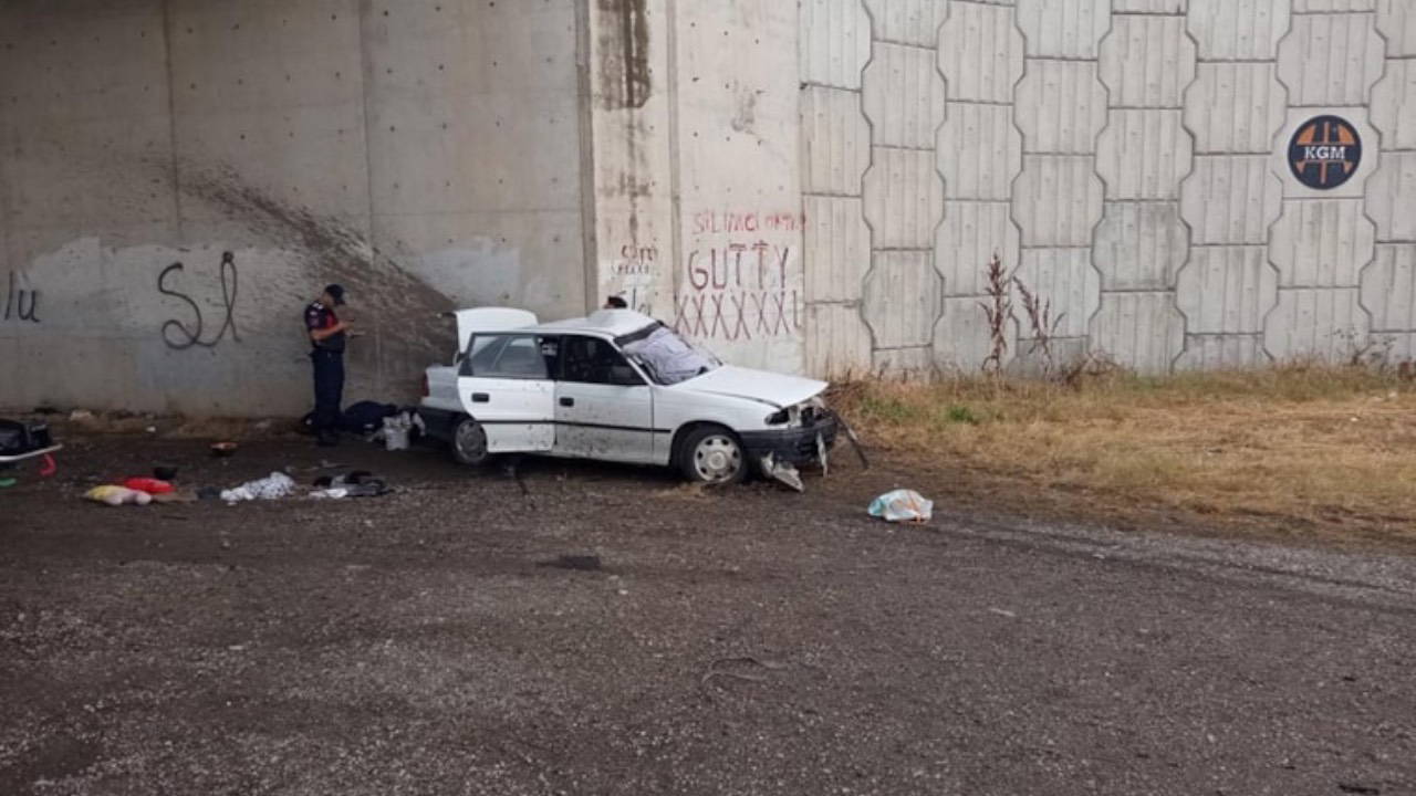 Bursa'da korkunç kaza! Otomobil köprü altındaki beton duvara çarptı: 3 ölü 2 yaralı