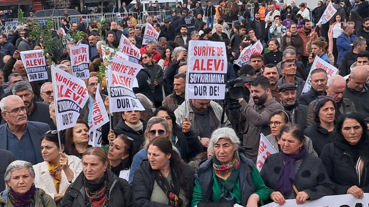 Suriye'deki Alevilere yönelik saldırılara Samandağ'da kitlesel protesto