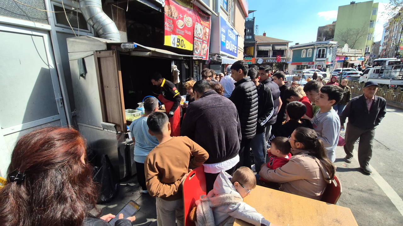 23 Nisan'da 'bedava kokoreç' izdihamı: 'Bugüne özel 1920 kokoreç, köfte, sucuk ekmek dağıttım'