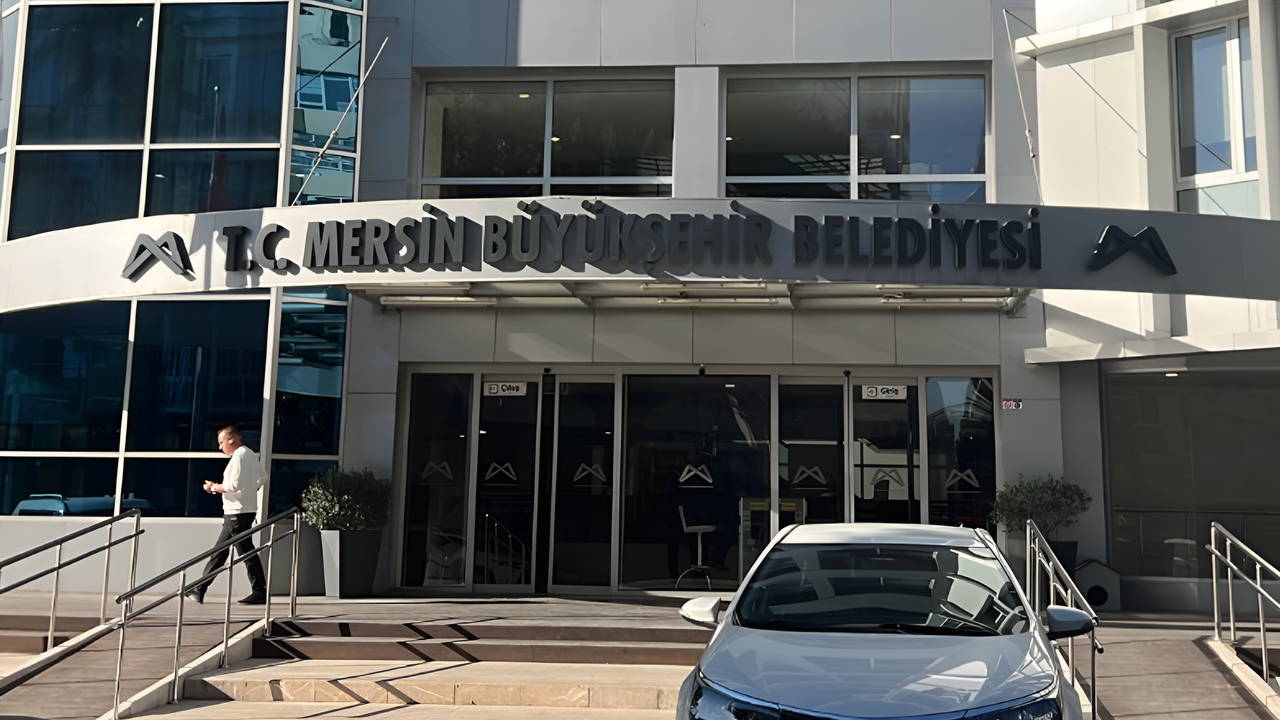 Son dakika... Mersin Büyükşehir Belediyesi'ne operasyon: Özel Kalem Müdürü gözaltında!