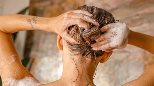 Saç kuruluğuna veda ettiren yeni trend: Co-washing tekniği nedir, ne işe yarar?