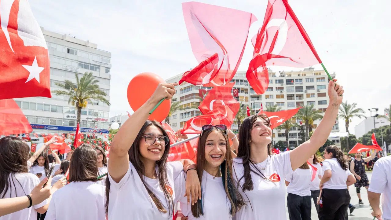 Her yer Türk bayrağı, her yer Atatürk