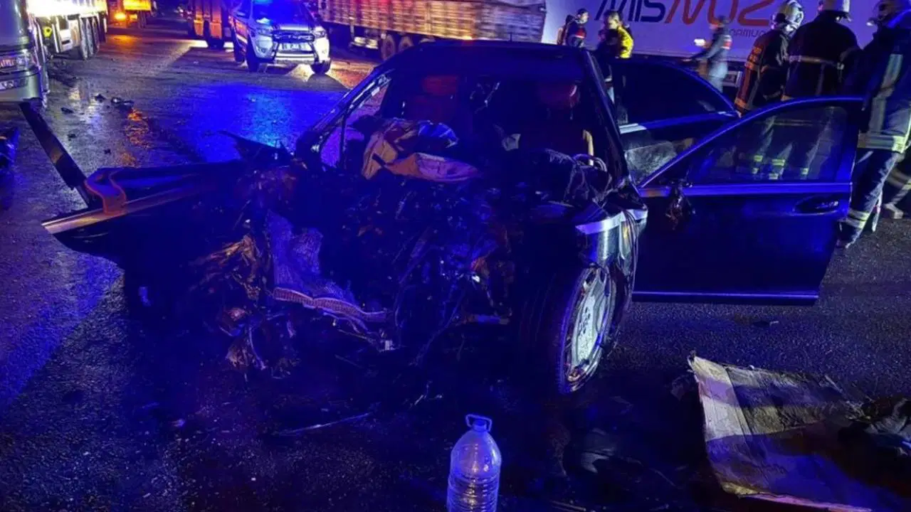 Burdur'da feci kaza... 2 otomobil ve TIR çarpıştı: 1 ölü, 7 yaralı