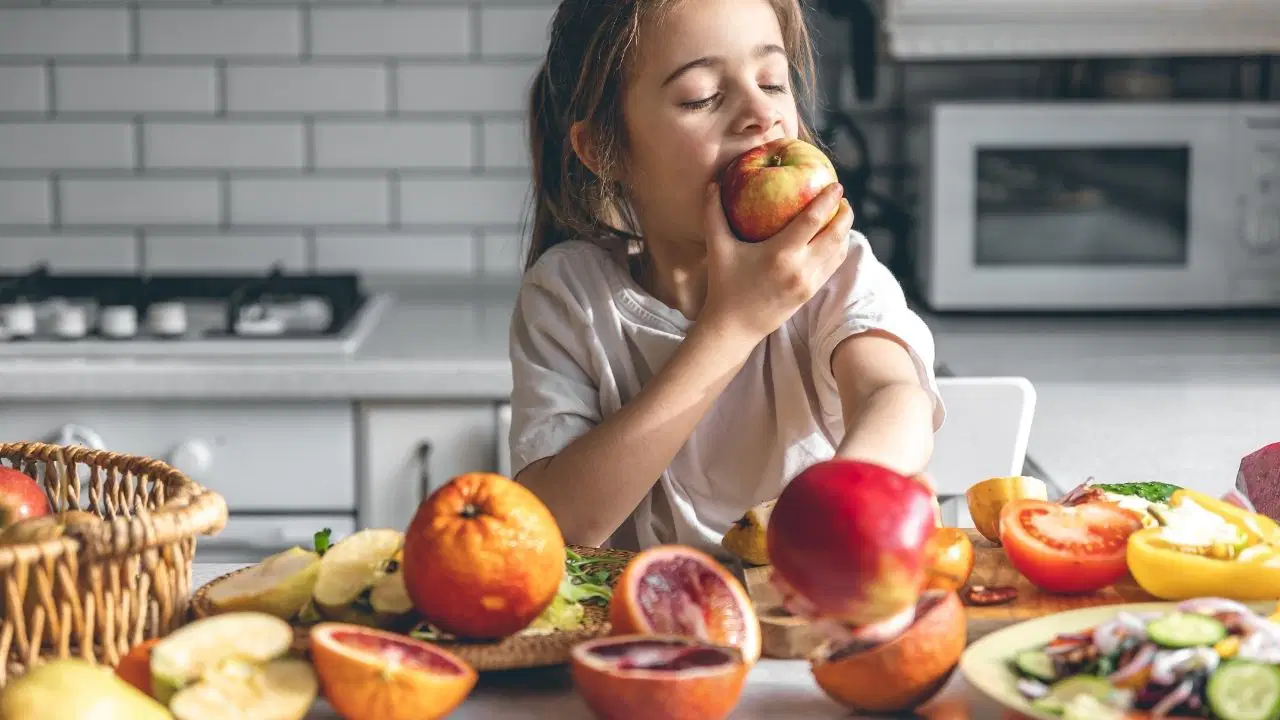 Yemek üzerine meyve yenmeli mi? Bu alışkanlığa dikkat...