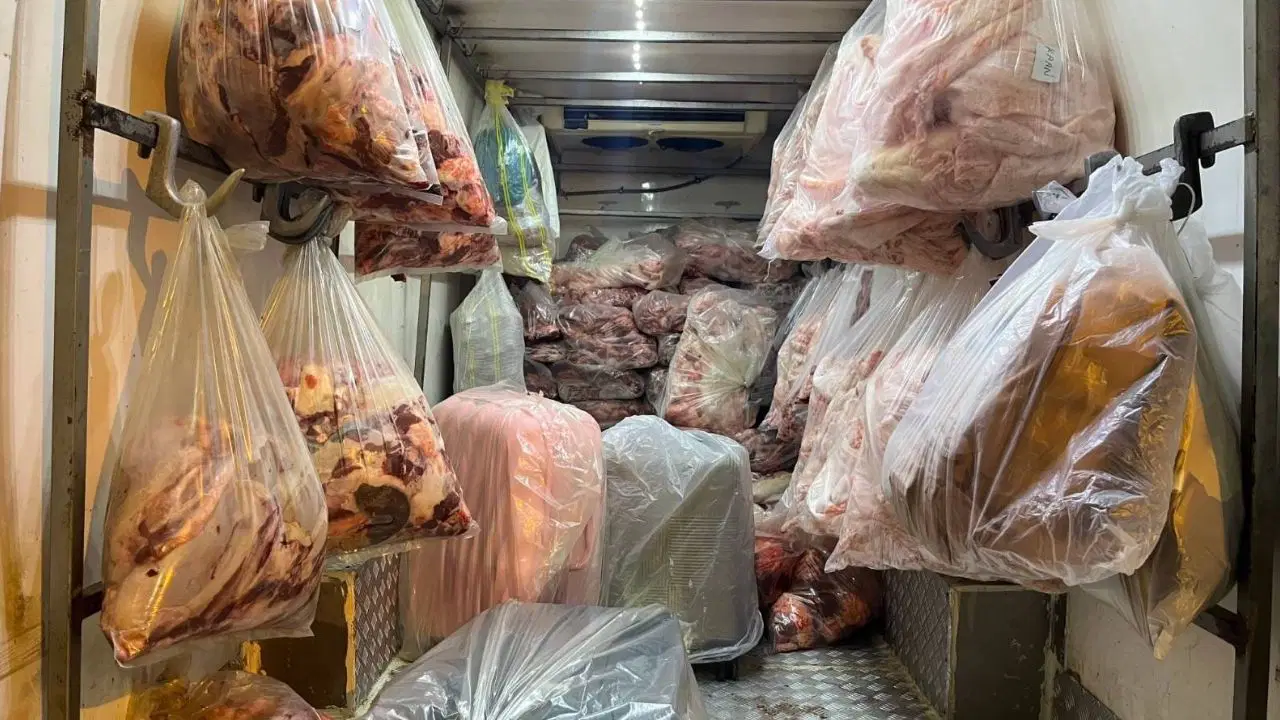 Sakarya'da jandarma baskını: Kamyonetten 2,8 ton menşei belirsiz et ve sakatat çıktı!