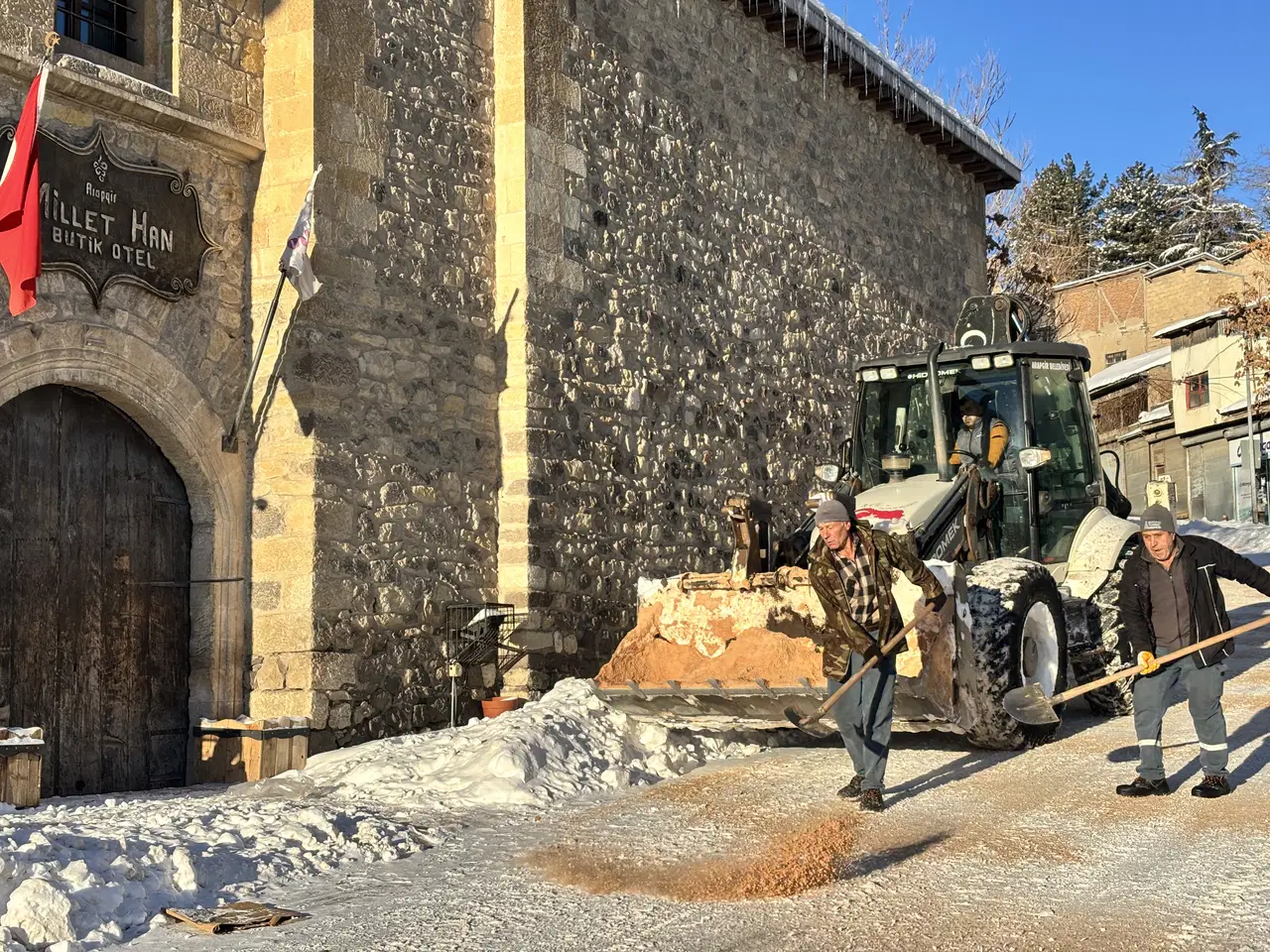 Kar yağışının ardından Arapgir'de belediye ekipleri sahaya indi