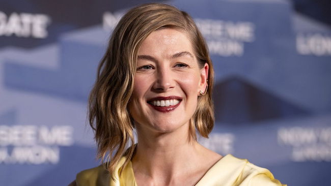 Rosamund Pike'tan tiyatroda telefon sitemi!