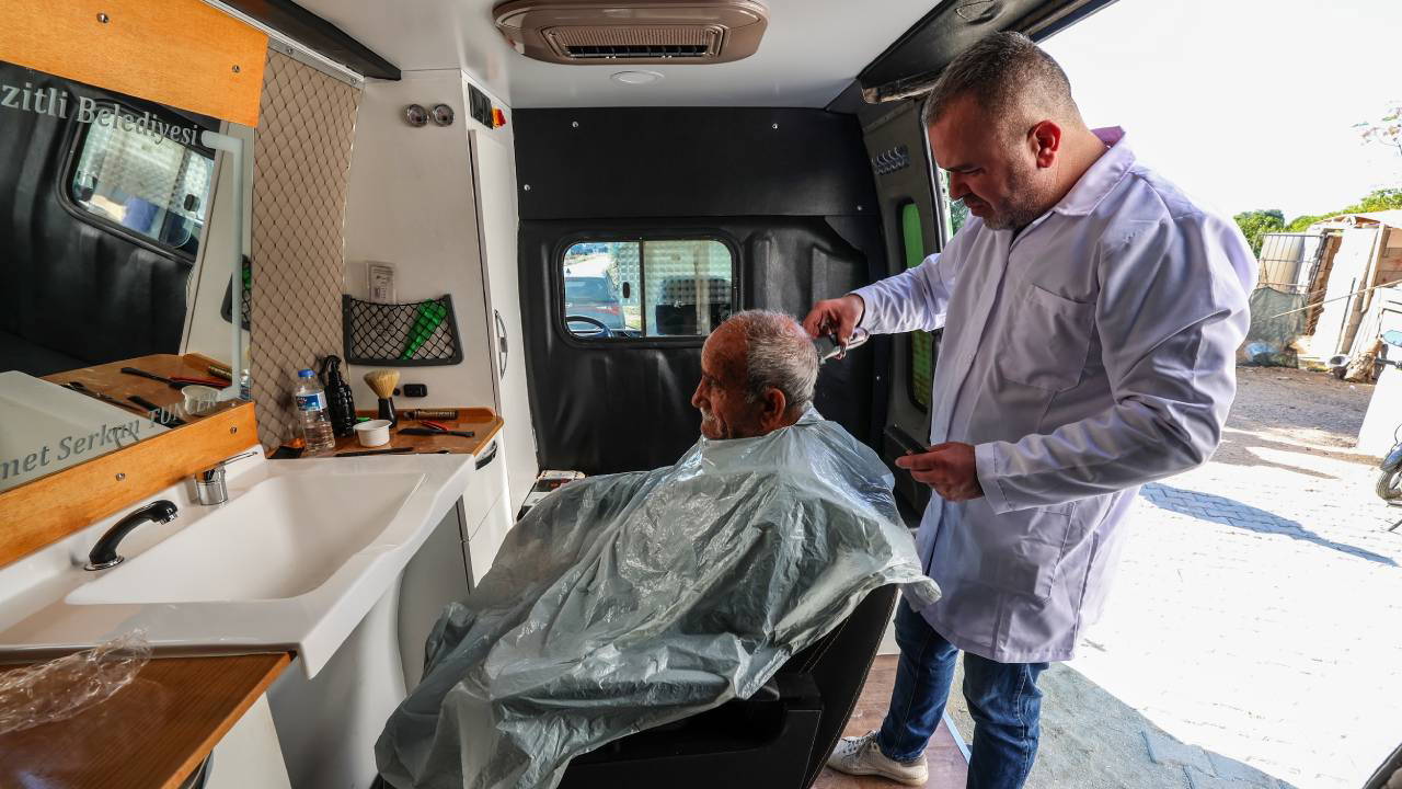 Mezitli’de kadınlara, emeklilere ve engellilere yönelik mobil kuaför hizmeti: Sosyal belediyecilik