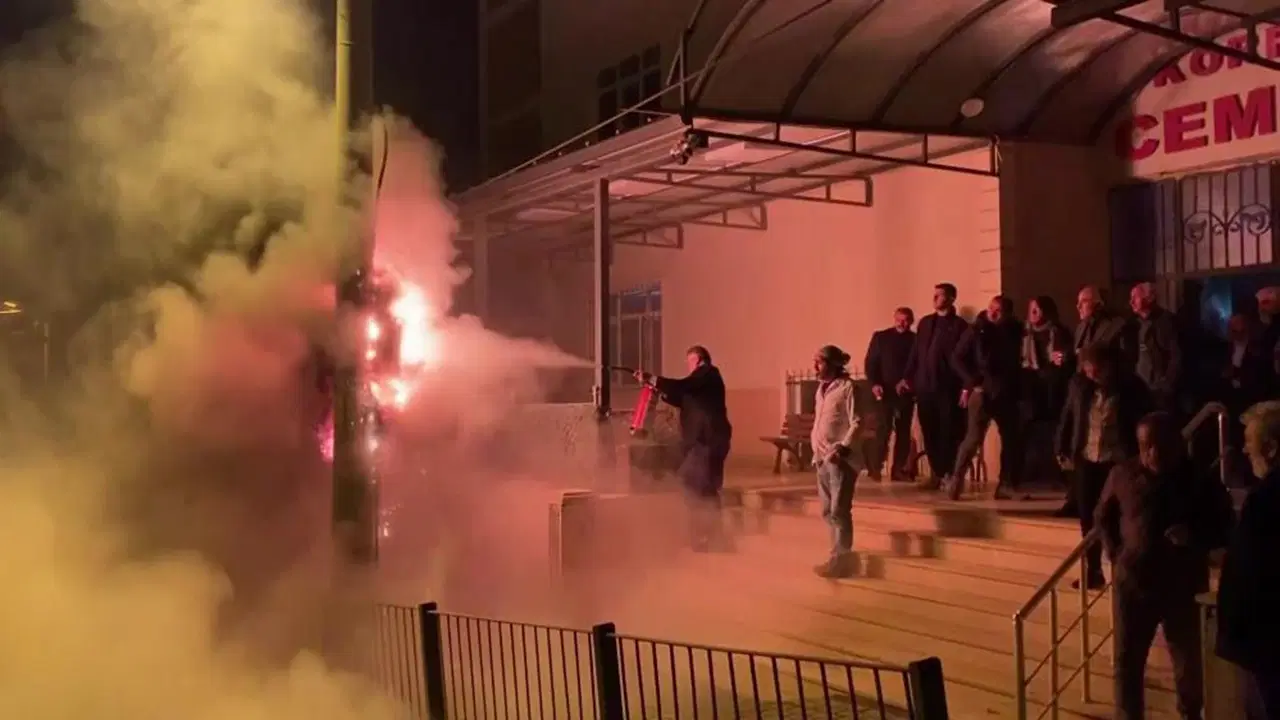 Cemevinde korku dolu anlar: Elektrik panosu patladı!