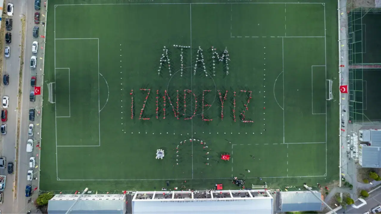 Buca’da yüzlerce kişi “Atam İzindeyiz” yazdı