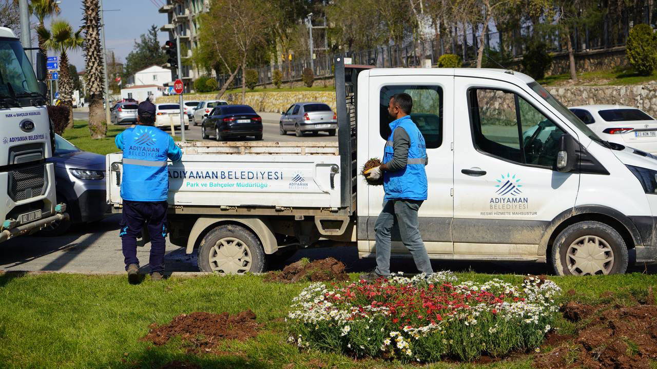 Adıyaman’da yeşil alanlara bahar dokunuşu